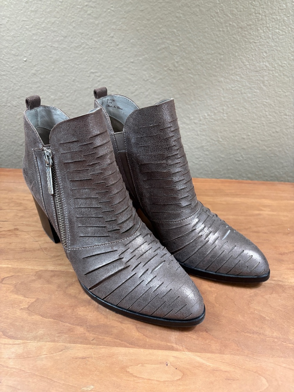 Donald J Pliner Elton Pewter Metallic Cutout Ankle Booties Boots Size 7.5